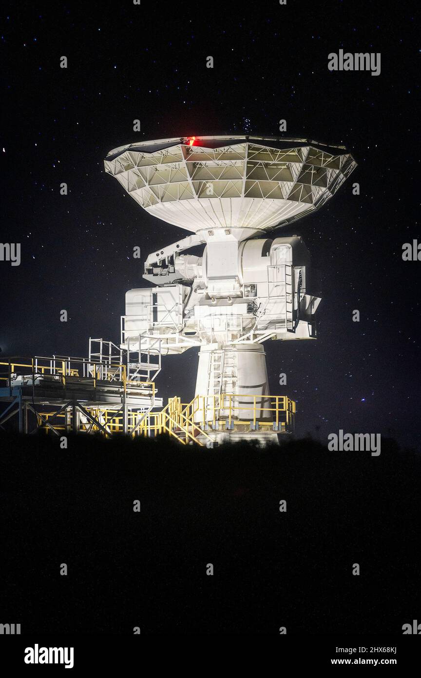 Il radar AN/TPQ-18 si trova sotto le stelle 13 novembre 2020, presso la base della forza spaziale Vandenberg, California. L'AN/TPQ-18 fornisce una fonte di tracciamento indipendente per convalidare i dati di sicurezza del veicolo di lancio a bordo per tutte le missioni di lancio e atterraggio attuali e future di Space Launch Delta 30. Il radar è stato installato nella sua attuale sede nel 1965 ed è stato accettato per il supporto operativo nel novembre dello stesso anno. Ha sostenuto la sua prima missione come attività commissionata nel marzo del 1966. (STATI UNITI Space Force Photo by Tech. SGT. JT Armstrong) Foto Stock