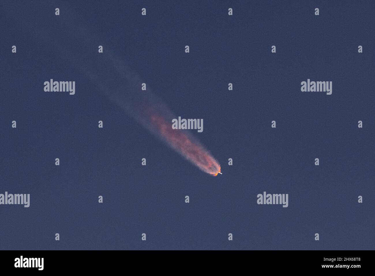 Un razzo Falcon 9 viene lanciato da LC-39A alla Stazione spaziale di Cape Canaveral, Fl., 3 marzo 2022. La missione Starlink 4-9 portò in orbita il lotto successivo di satelliti Starlink di SpaceX. (STATI UNITI Space Force foto di Joshua conti) Foto Stock