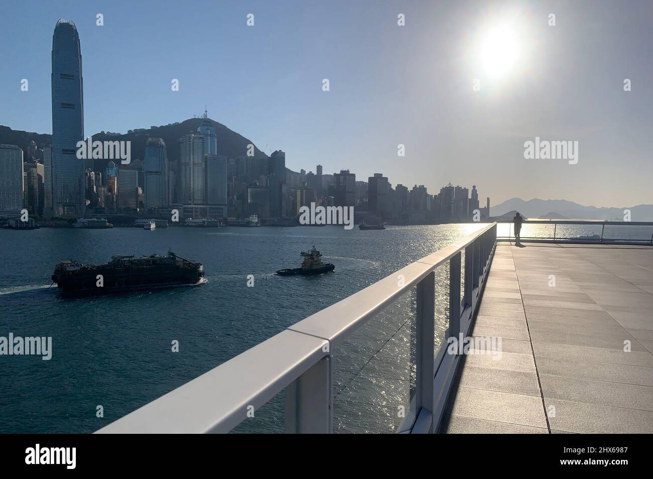 L'uomo solitario si distingue da solo e guarda la vista dell'isola di Hong Kong Foto Stock