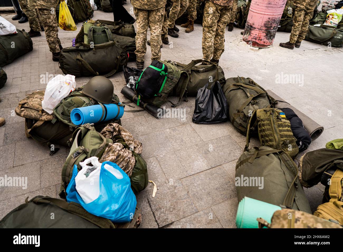 Lviv, Ucraina. 09th Mar 2022. I bagagli militari visti a Lviv.quando la Russia ha lanciato un'invasione su vasta scala dell'Ucraina, la gente tenta di fuggire dal paese passando attraverso Lviv, mentre altri si preparano a combattere l'esercito russo. Credit: SOPA Images Limited/Alamy Live News Foto Stock