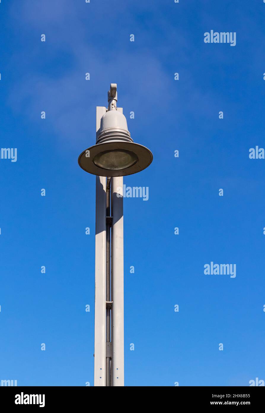 Luce di strada contro il cielo. Moderna luce di strada pubblica Foto Stock