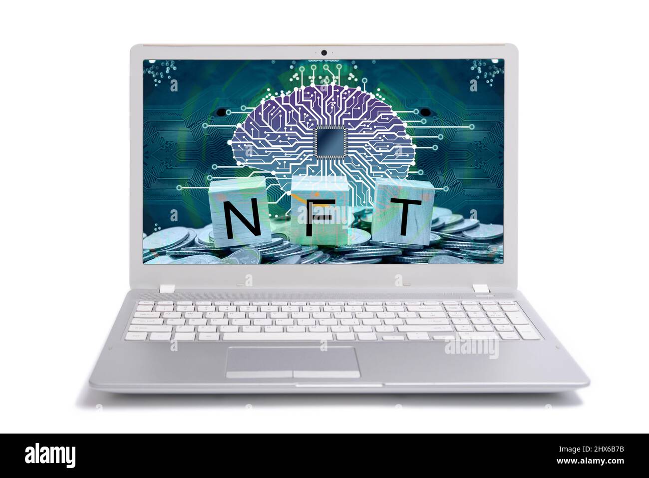 Computer portatile con schermo immagine NFT Concept su sfondo bianco. Token non-fungibile NFT. Tecnologia astratta. Concetto NFT Foto Stock