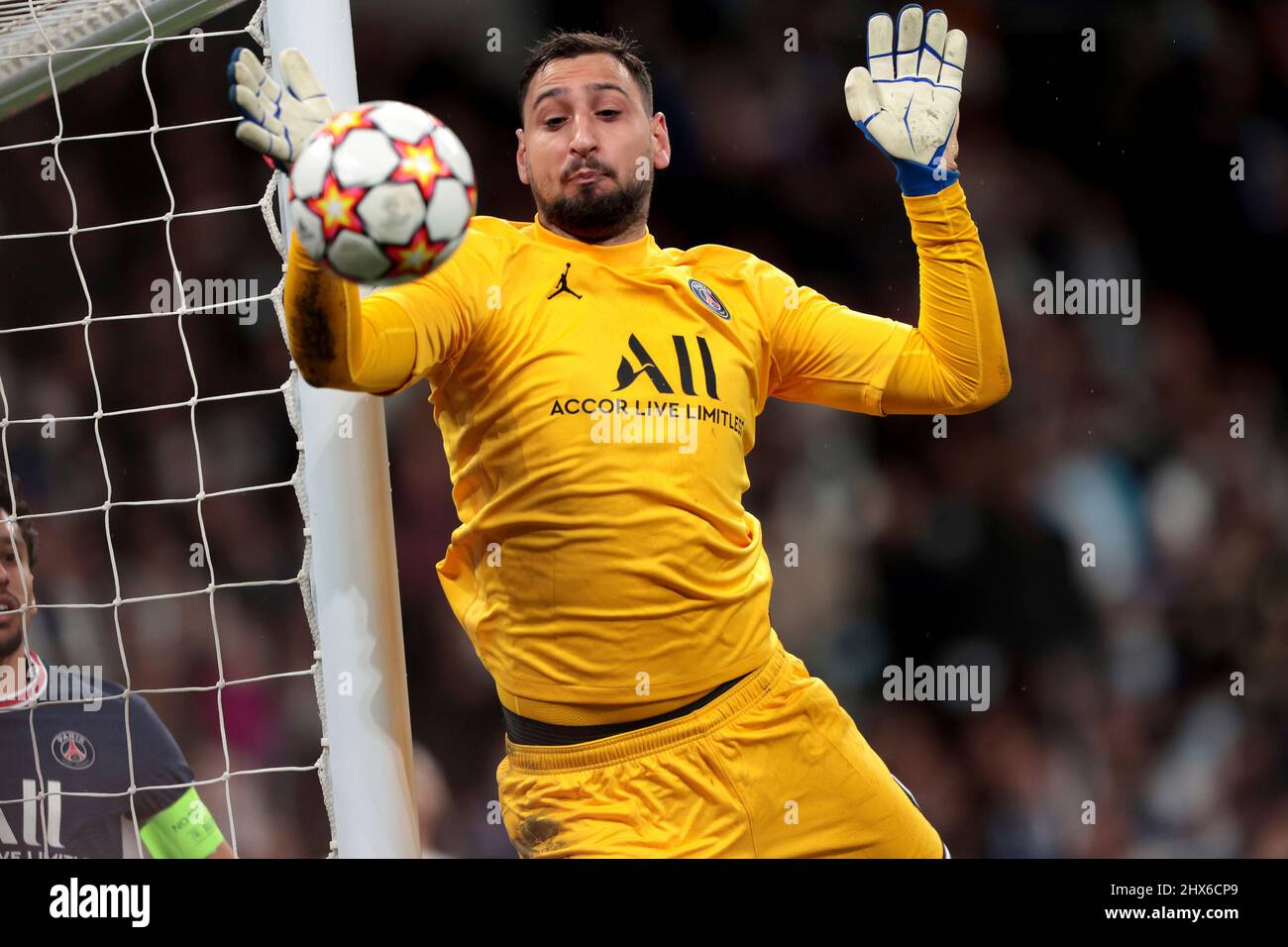 Madrid, spagnolo. 09th Mar 2022. Madrid Spagna; 09,03, 2022.- Real Madrid vs. Paris Saint-Germain nella partita di calcio della Champions League nel round del 16 che si tiene allo stadio Santiago Bernabeu di Madrid. Real Madrid player PSG Goalkeeper donnarumma Final Score 3-1 Goal of Real Madrid Karim Benzema 61 76 and 78  PSG Goal Kylian Mbappe 39  Credit: dpa/Alamy Live News Foto Stock