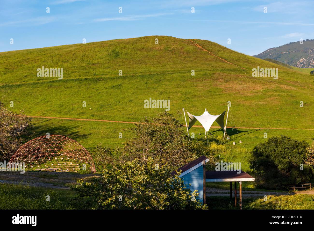 San Luis Obispo, CA /USA - 2 aprile 2016: Verdi colline e strutture sperimentali presso il cimitero di architettura Cal Poly. Foto Stock