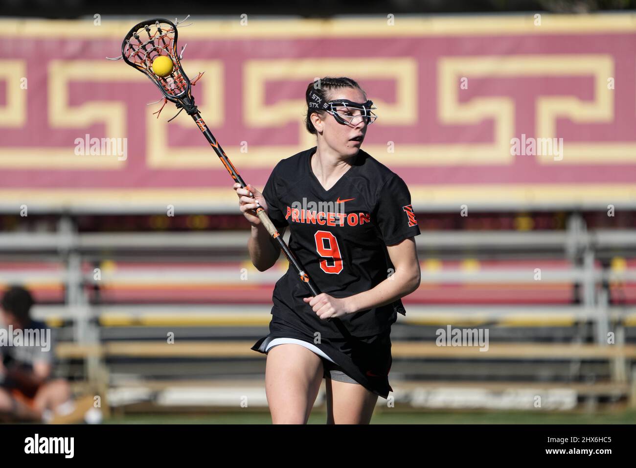 Kari Buonanno (9), centrocampista dei Princeton Tigers, contro i Southern California Trojans, durante una partita di lacrosse femminile del college NCAA, martedì 8 marzo 2022, a Los Angeles. Princeton sconfisse USC 18-13. Foto Stock