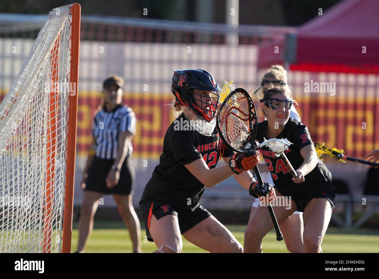 Sam Fish (12), goakeeper dei Princeton Tigers, contro i Southern California Trojans durante una partita di lacrosse femminile del college NCAA, martedì 8 marzo 2022, a Los Angeles. Princeton sconfisse USC 18-13. Foto Stock