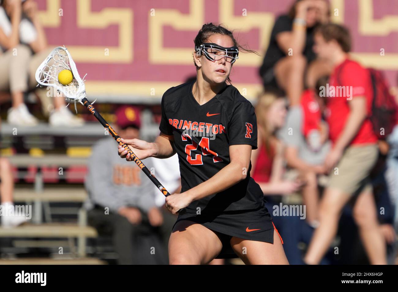 Maria Pansini (24), centrocampista dei Princeton Tigers, contro i Southern California Trojans durante una partita di lacrosse femminile del college NCAA, martedì 8 marzo 2022, a Los Angeles. Princeton sconfisse USC 18-13. Foto Stock