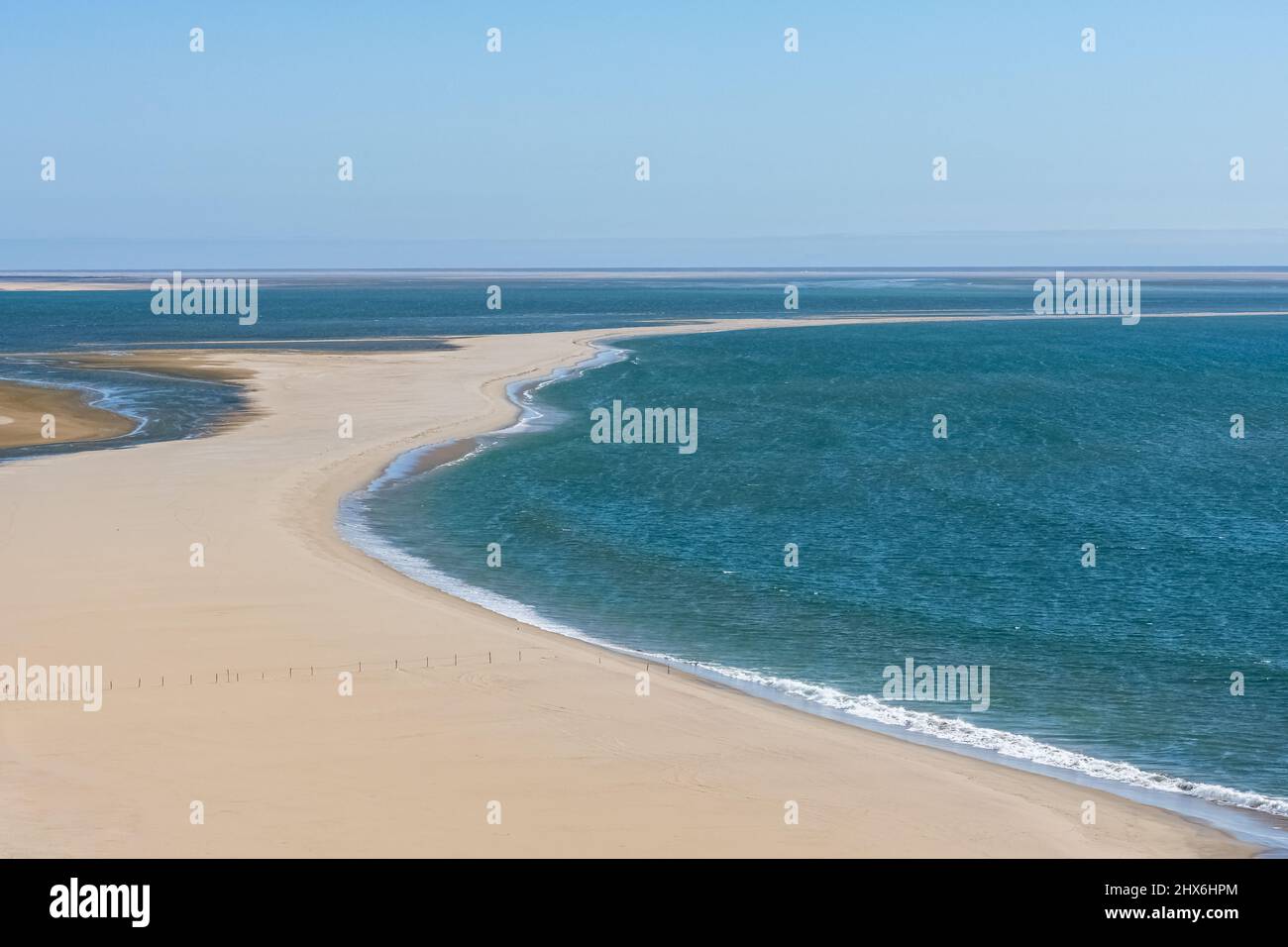 Namibia, il deserto del Namib, paesaggio di dune gialle che cadono nel mare Foto Stock