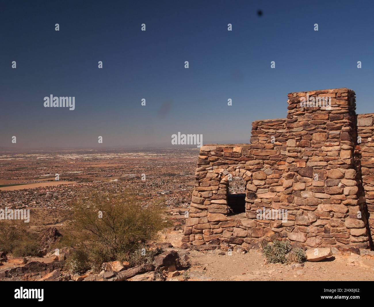 Dobbins Lookout sulla cima del South Mountain Park e preservare con Phoenix, Arizona in lontananza. Foto Stock
