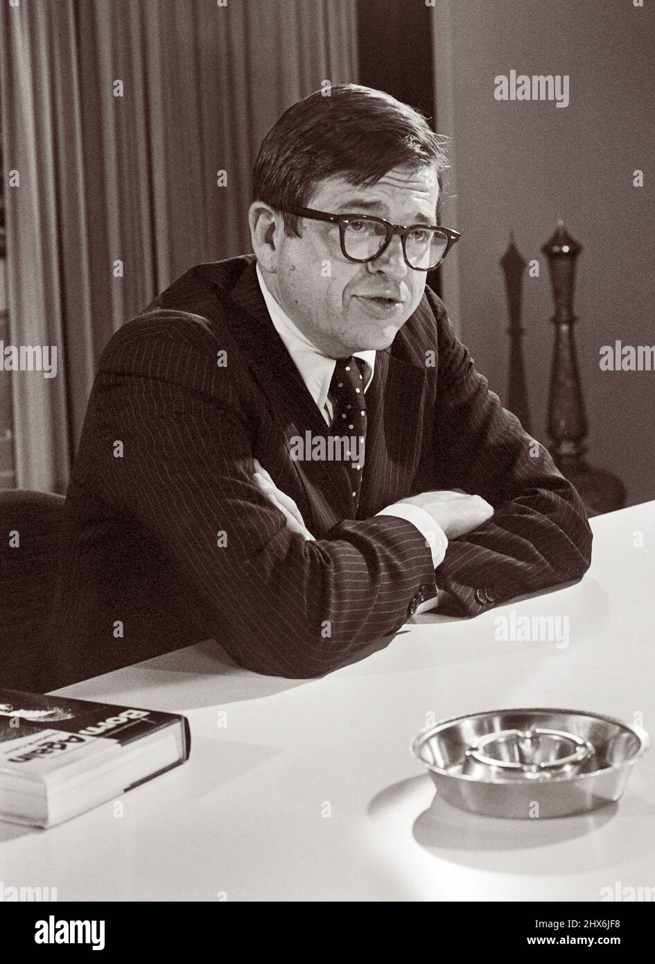 Charles 'Chuck' Colson (1931-2012) intervenendo ad una conferenza stampa il 13 giugno 1976, all'aeroporto di Amsterdam Schiphol, sulla pubblicazione del suo libro autobiografico, nato di nuovo. Colson, ex consigliere politico del presidente degli Stati Uniti Richard Nixon, è stato condannato in prigione per il suo ruolo nello scandalo Watergate. Prima di entrare in prigione, Colson divenne un cristiano evangelico e nel 1976 fondò la Compagnia della prigione, un ministero cristiano senza scopo di lucro per i prigionieri. Foto Stock
