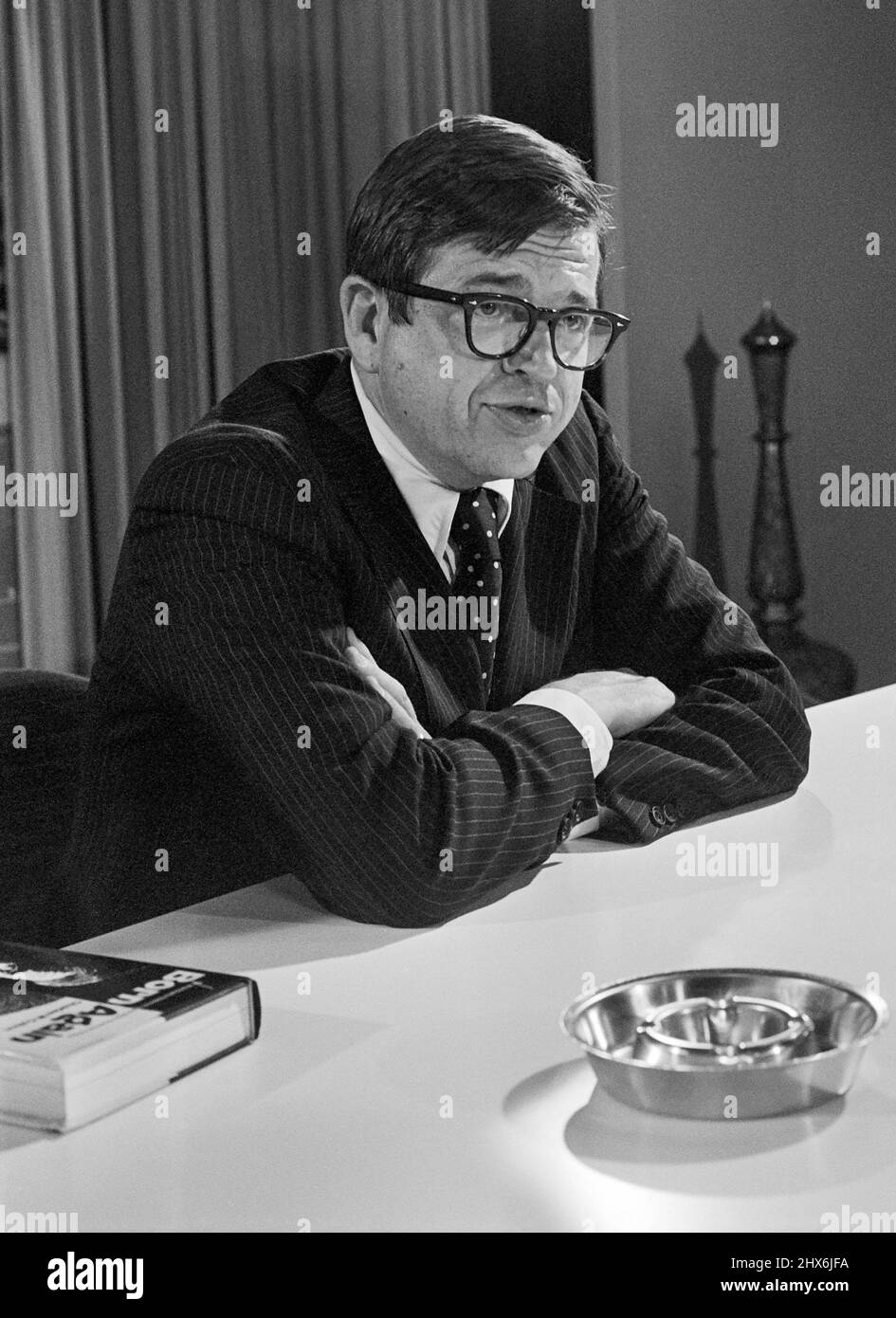Charles 'Chuck' Colson (1931-2012) intervenendo ad una conferenza stampa il 13 giugno 1976, all'aeroporto di Amsterdam Schiphol, sulla pubblicazione del suo libro autobiografico, nato di nuovo. Colson, ex consigliere politico del presidente degli Stati Uniti Richard Nixon, è stato condannato in prigione per il suo ruolo nello scandalo Watergate. Prima di entrare in prigione, Colson divenne un cristiano evangelico e nel 1976 fondò la Compagnia della prigione, un ministero cristiano senza scopo di lucro per i prigionieri. Foto Stock
