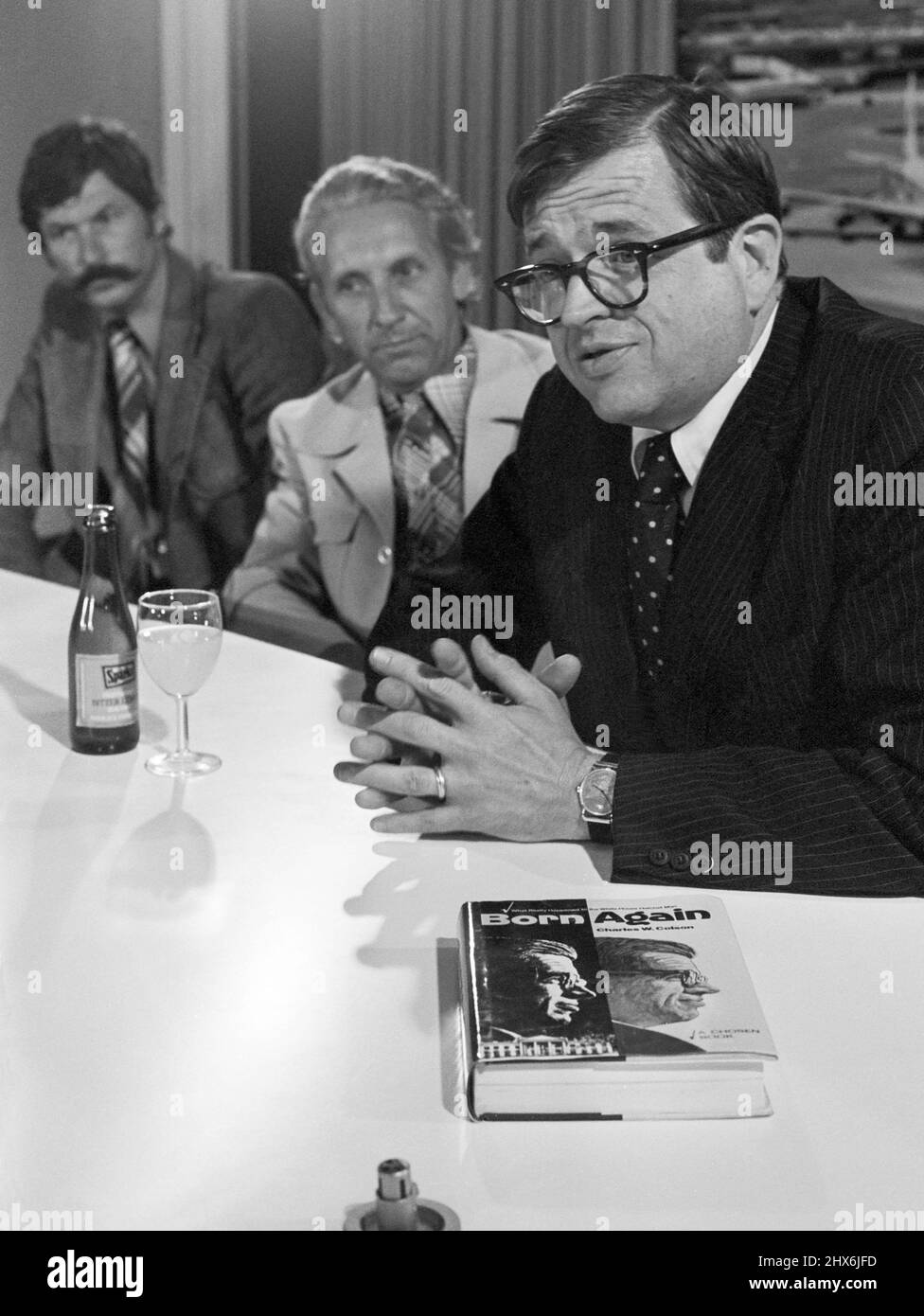 Charles 'Chuck' Colson (1931-2012) intervenendo ad una conferenza stampa il 13 giugno 1976, all'aeroporto di Amsterdam Schiphol, sulla pubblicazione del suo libro autobiografico, nato di nuovo. Colson, ex consigliere politico del presidente degli Stati Uniti Richard Nixon, è stato condannato in prigione per il suo ruolo nello scandalo Watergate. Prima di entrare in prigione, Colson divenne un cristiano evangelico e nel 1976 fondò la Compagnia della prigione, un ministero cristiano senza scopo di lucro per i prigionieri. Foto Stock