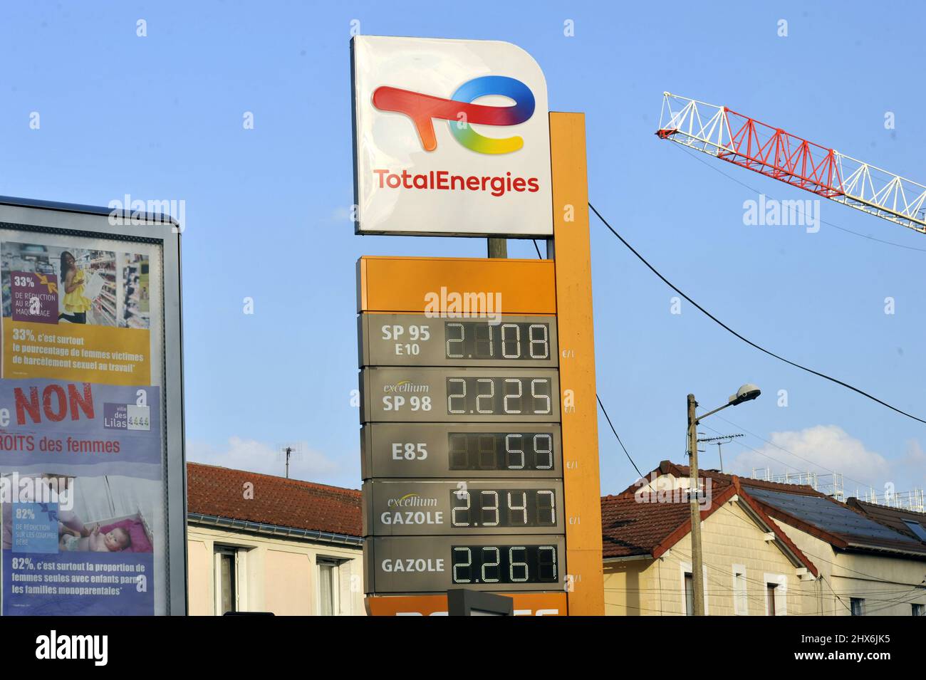 FRANCIA. SEINE-SAINT-DENIS (93) ROMAINVILLE. MARZO 9, 2022. I PREZZI DEL CARBURANTE SONO SOLARING! STAZIONE DI SERVIZIO ENERGIA TOTALE Foto Stock