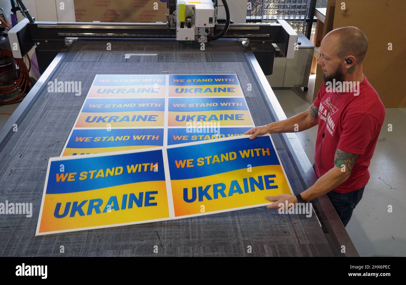 Maryland Heights, Stati Uniti. 09th Mar 2022. Worker Caleb Mueller pile di recente tagliato Ucraina cantiere cartelli presso il Fast Sign store a Maryland Heights, Missouri mercoledì 9 marzo 2022. La tipografia sta facendo le indicazioni per raccogliere fondi per il paese lacerato dalla guerra. Foto di Bill Greenblatt/UPI Credit: UPI/Alamy Live News Foto Stock