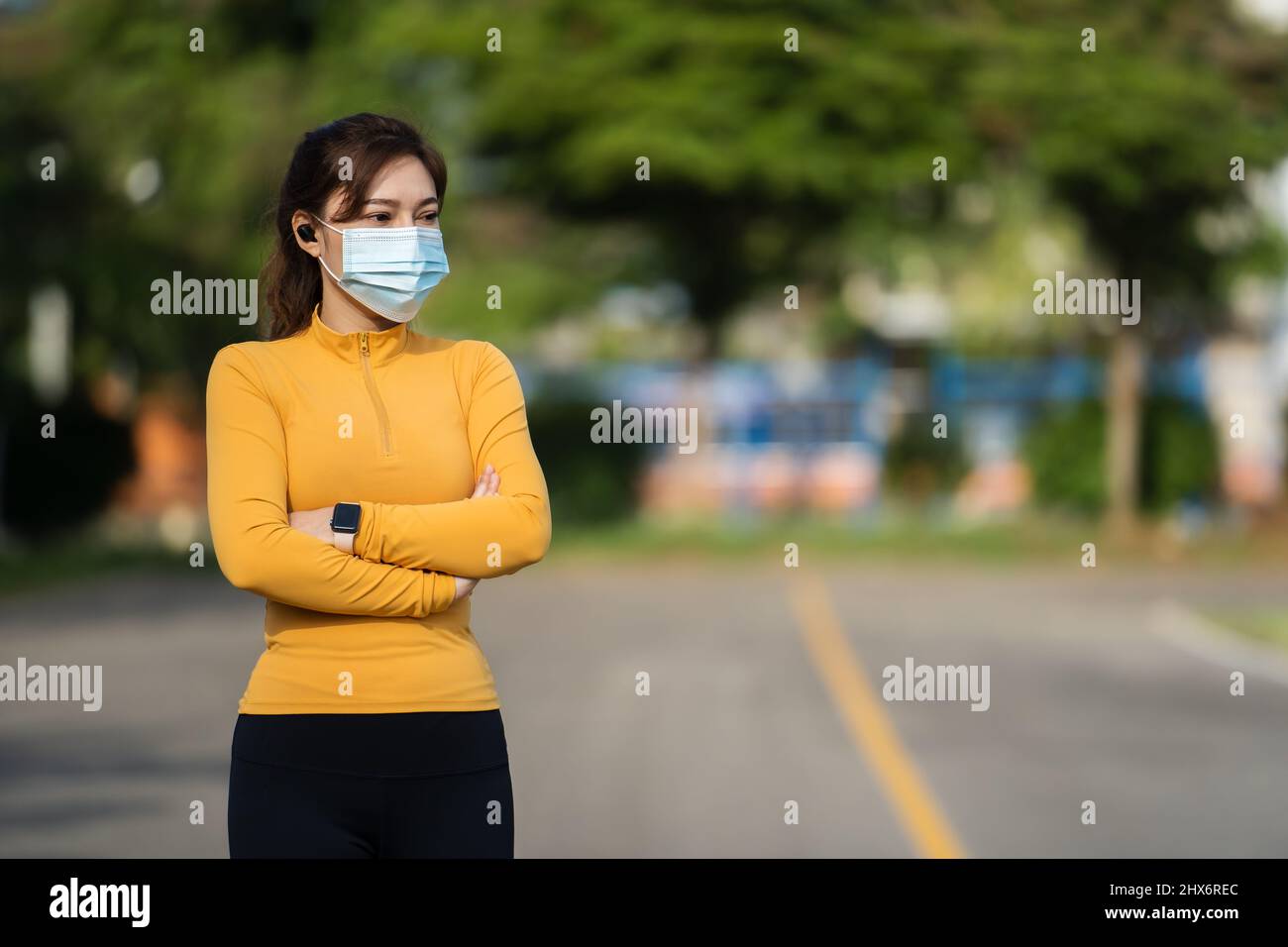 Giovane donna runner con maschera medica per proteggere Coronavirus (Covid-19) pandemia Foto Stock