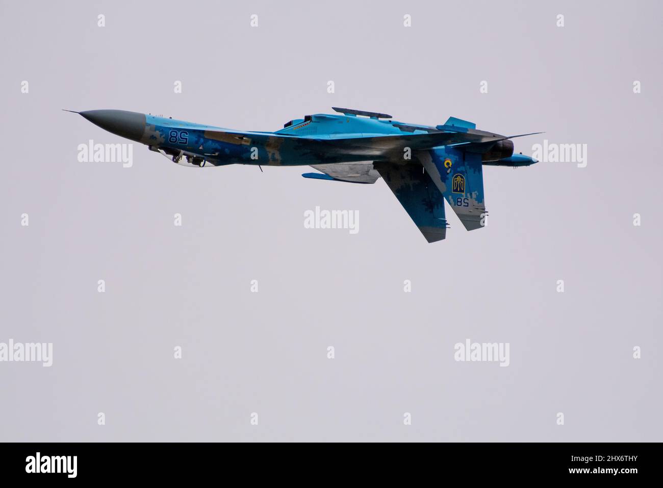 Ukrainian Air Force Sukhoi su-27 Flanker aereo da caccia blu digitale che vola a velocità e mostra manovre di combattimento al RIAT Airshow nel 2017. Foto Stock