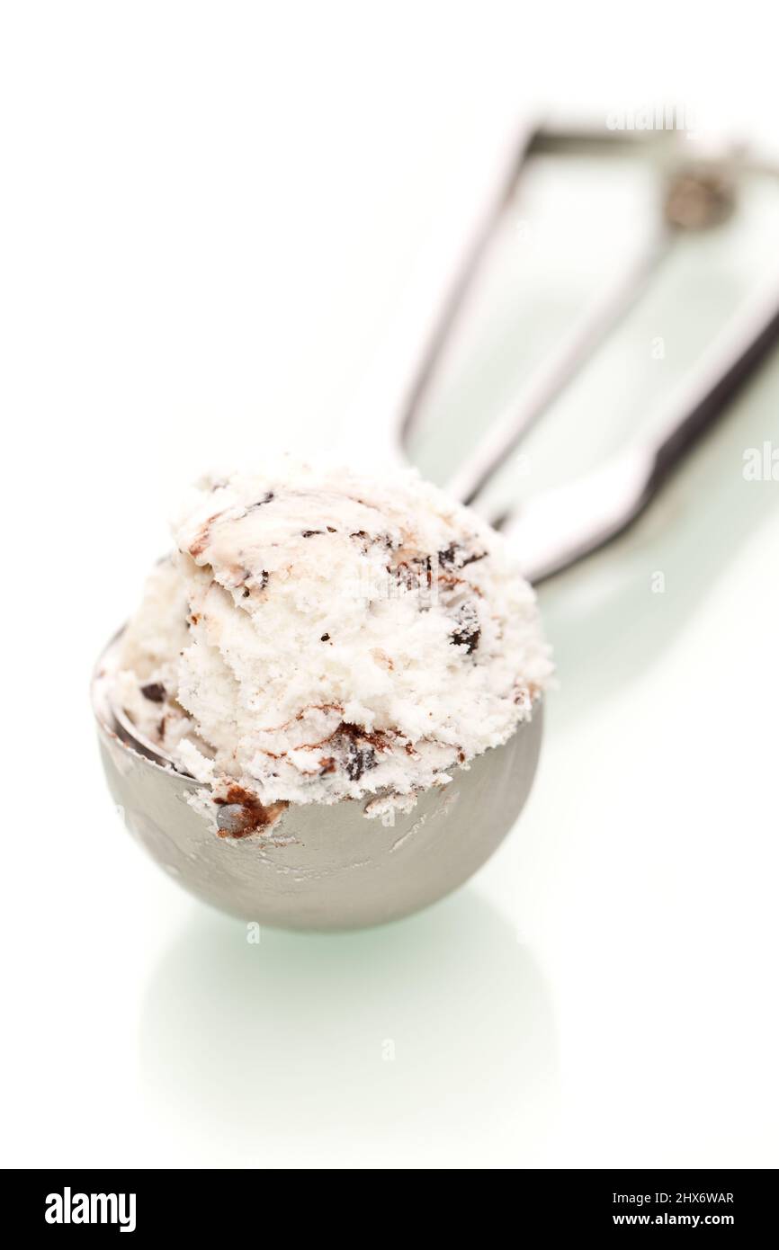 Una paletta di gelato alla stracciatella isolato su sfondo bianco Foto Stock