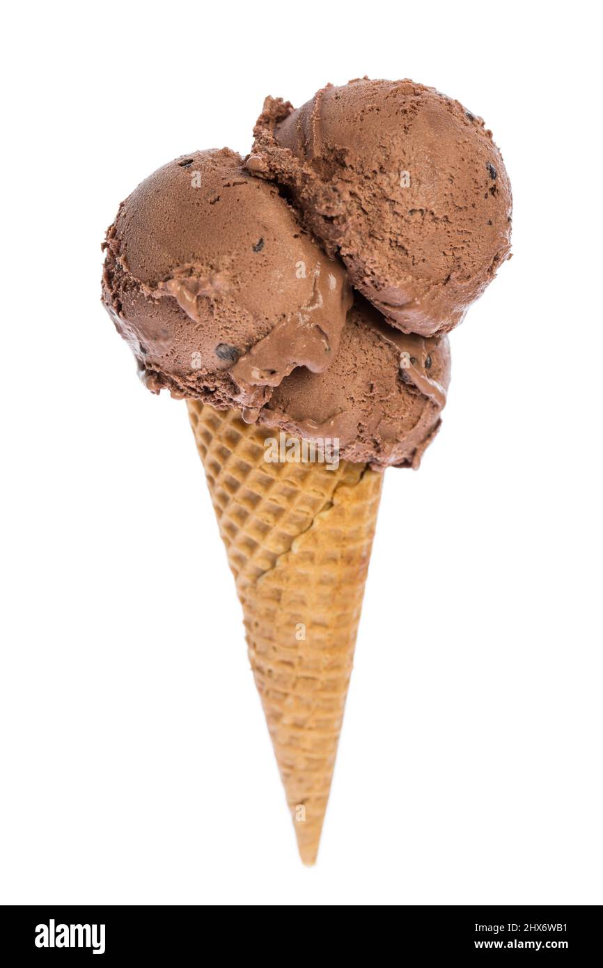 Un cono gelato con tre cucchiai di gelato al cioccolato Foto Stock