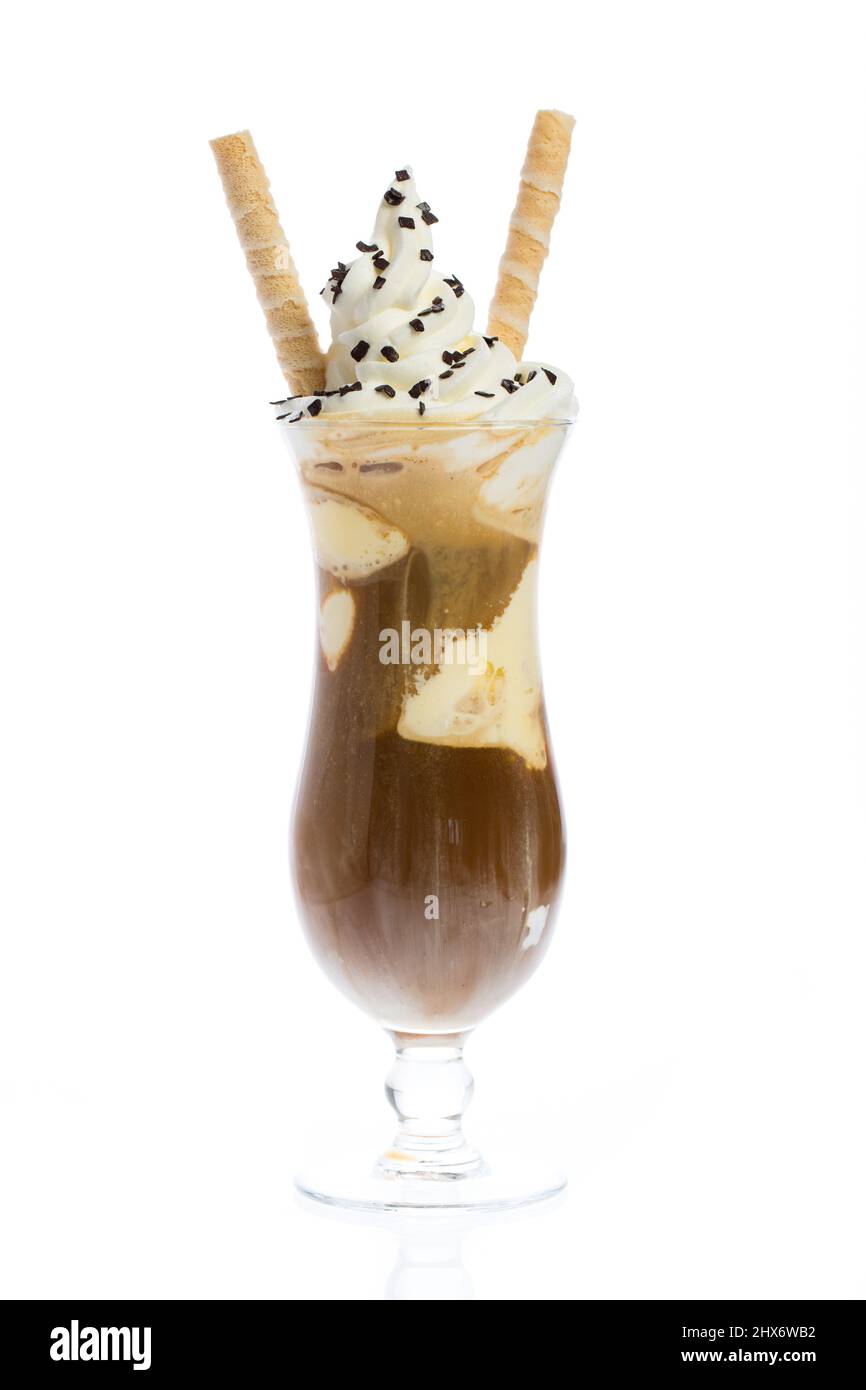 Un caffè ghiacciato isolato su sfondo bianco Foto Stock