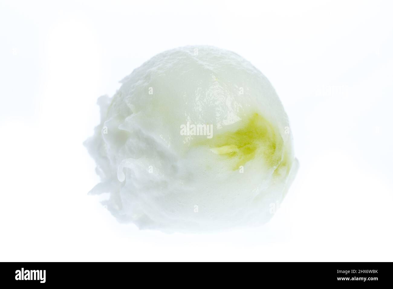 Gelato: Un cucchiaio di gelato al limone isolato su sfondo bianco Foto Stock