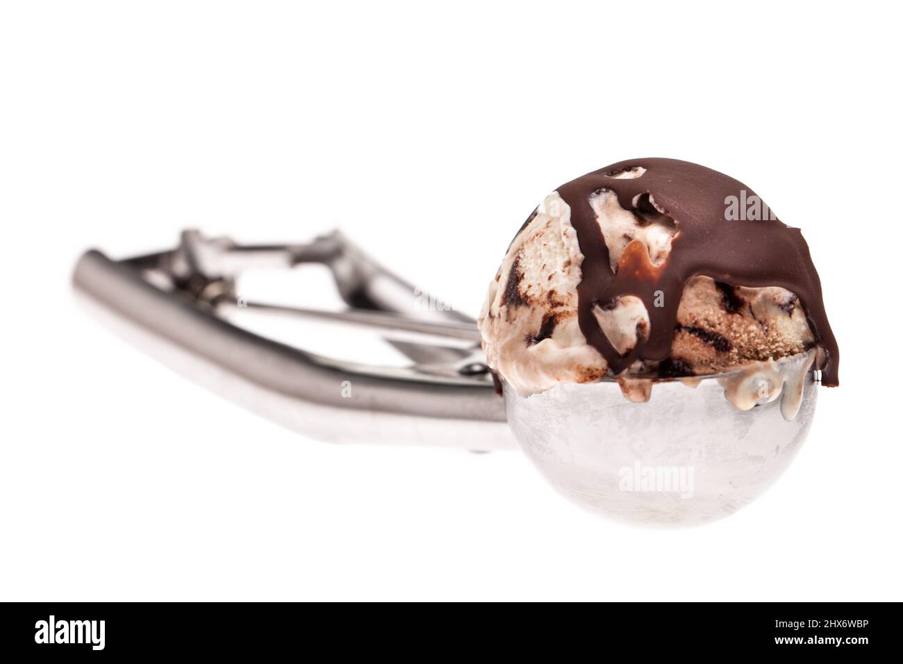 Cucchiaio per gelato con cucchiaio di gelato e salsa di cioccolato Foto Stock