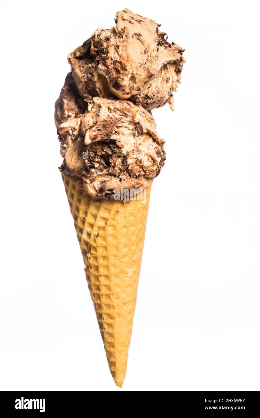vero gelato commestibile: nocciola e gelato al cioccolato in cornet isolato su sfondo bianco Foto Stock