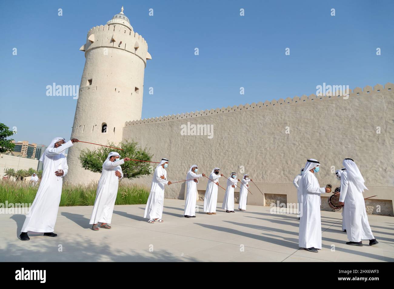 ABU DHABI, Emirati Arabi Uniti - 14 MAGGIO 2021: Danza tradizionale maschile degli Emirati al Ayalah al Festival di al Hosn Foto Stock