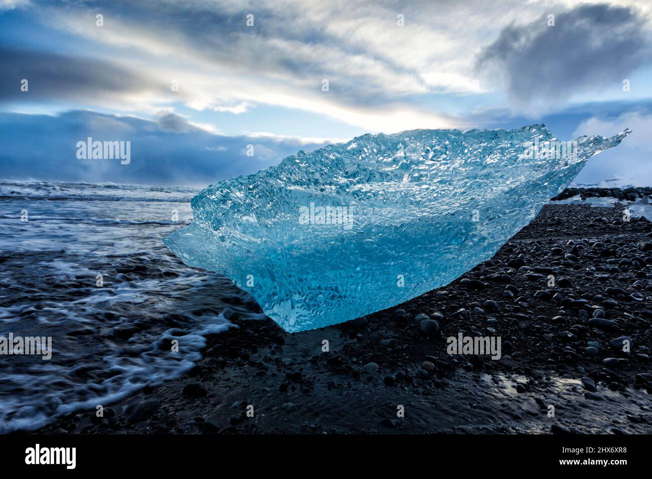 Il residuo di iceberg si è lavato sulla spiaggia di Jökulsarlön, dove gli iceberg fluiscono dalla laguna di Jökulsarlön in Islanda Foto Stock