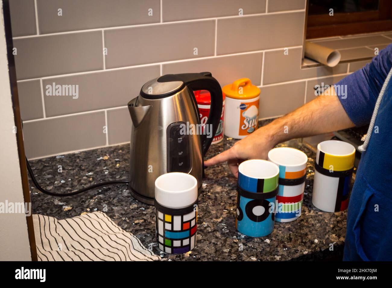 Uomo che fa una tazza di tè Foto Stock