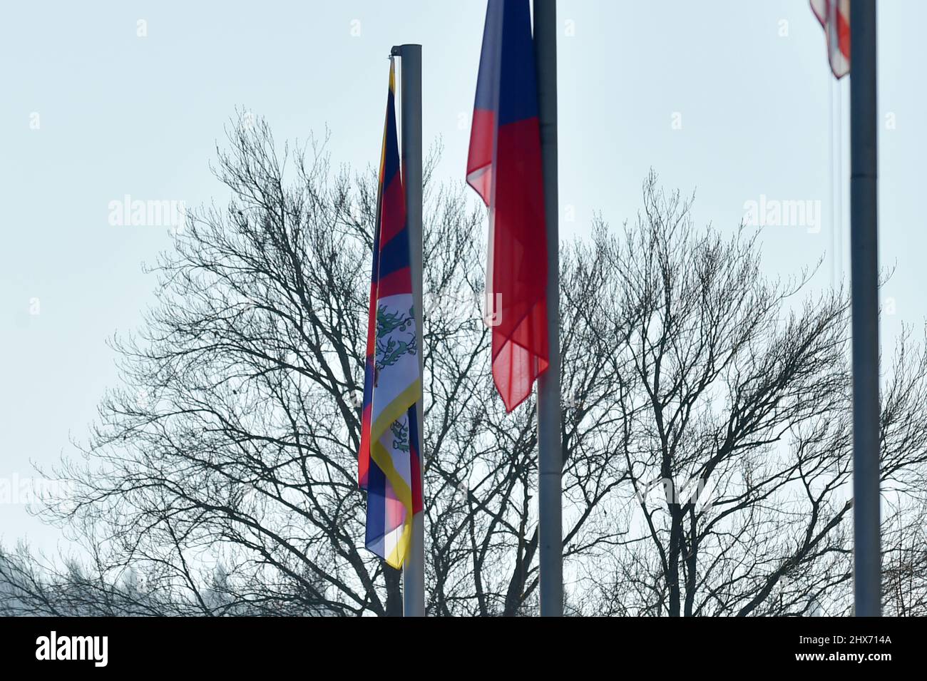 Karlovy Vary, Repubblica Ceca. 10th Mar 2022. L'Ufficio regionale di Karlovy Vary ha issato la bandiera tibetana, a sinistra, il 10 marzo 2022, a Karlovy Vary, Repubblica Ceca, all'interno della giornata della bandiera per il Tibet. Credit: Slavomir Kubes/CTK Photo/Alamy Live News Foto Stock