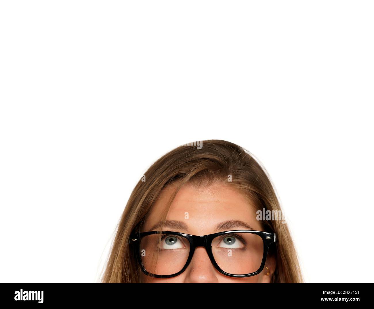 Mezzo ritratto di una giovane donna perplessa con occhiali su sfondo bianco Foto Stock
