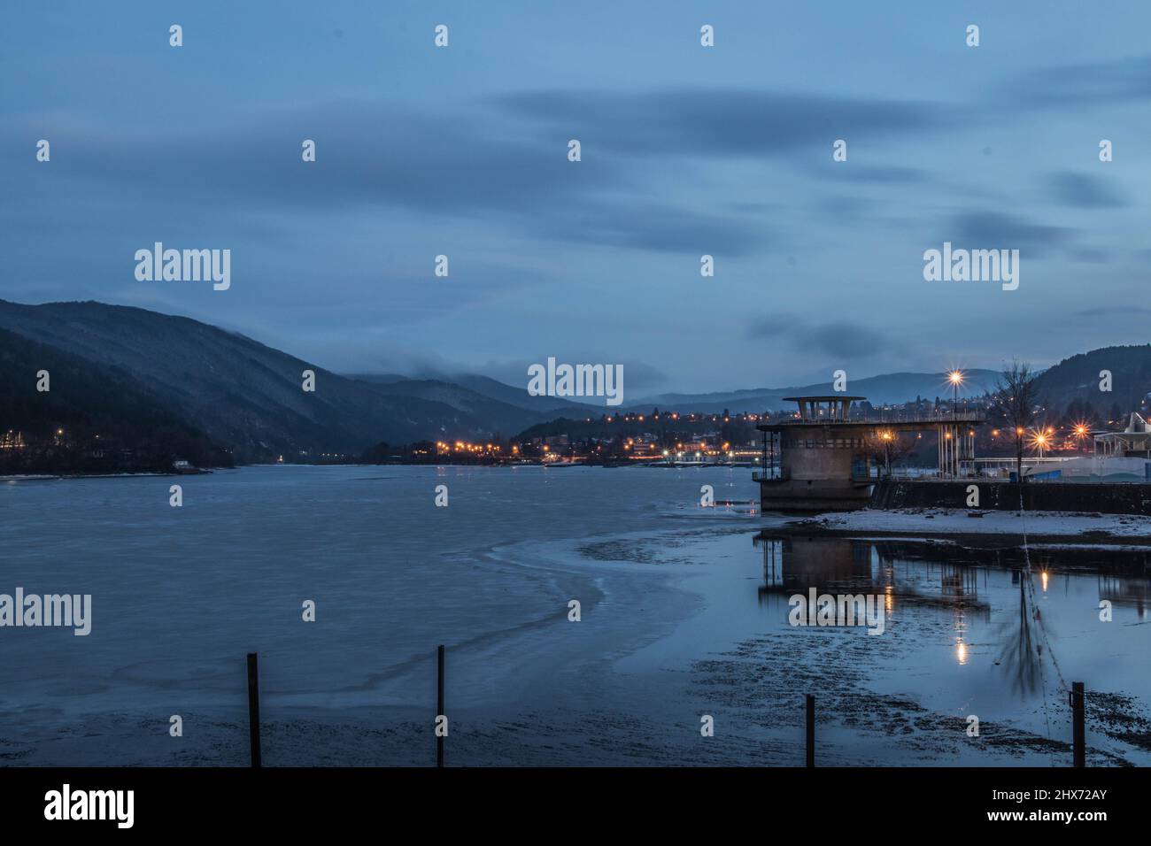 Una vista su un lago ghiacciato durante la stagione invernale Foto Stock