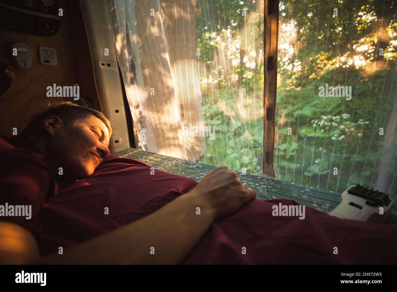Giovane che dorme in camper Foto Stock