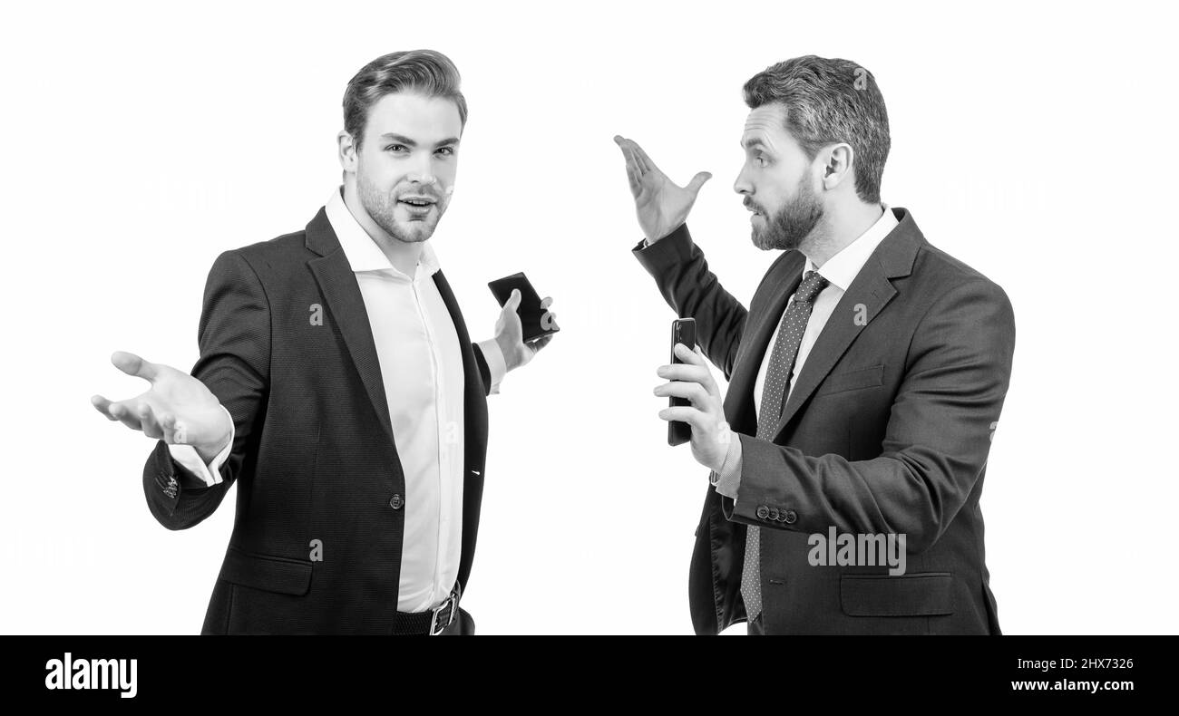 uomini d'affari che parlano e discutono di conflitto. capo e dipendente tenere smartphone. Foto Stock