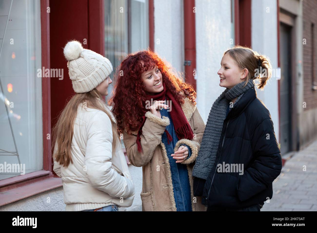 Giovani amiche che parlano all'aperto Foto Stock