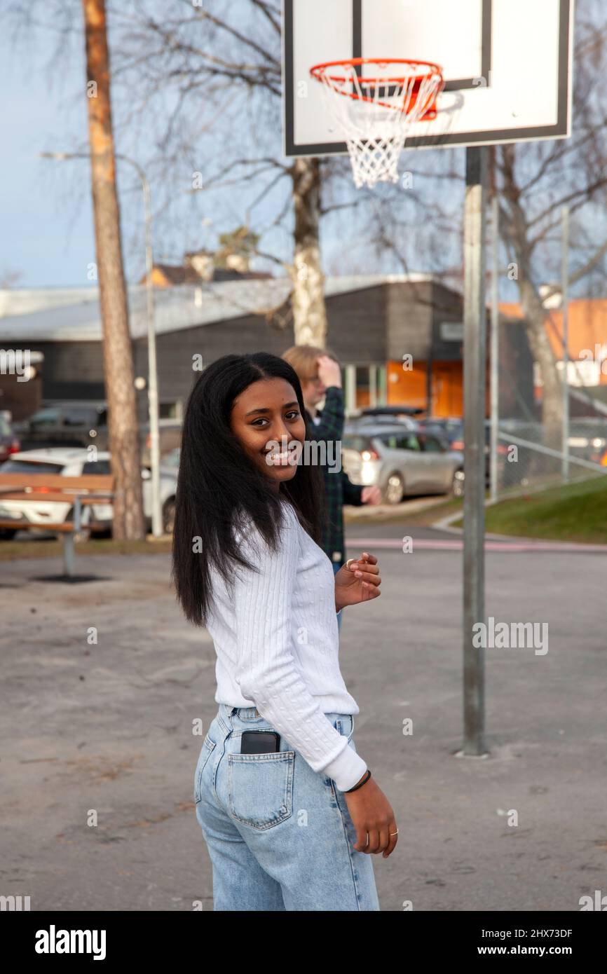 Ritratto di ragazza adolescente sul campo di pallacanestro Foto Stock