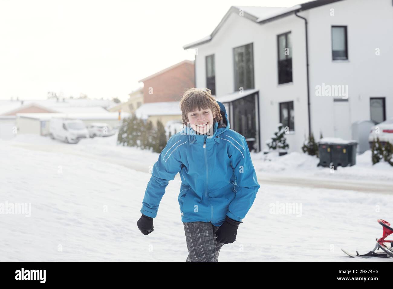 Ragazzo giovane sorridente in inverno Foto Stock