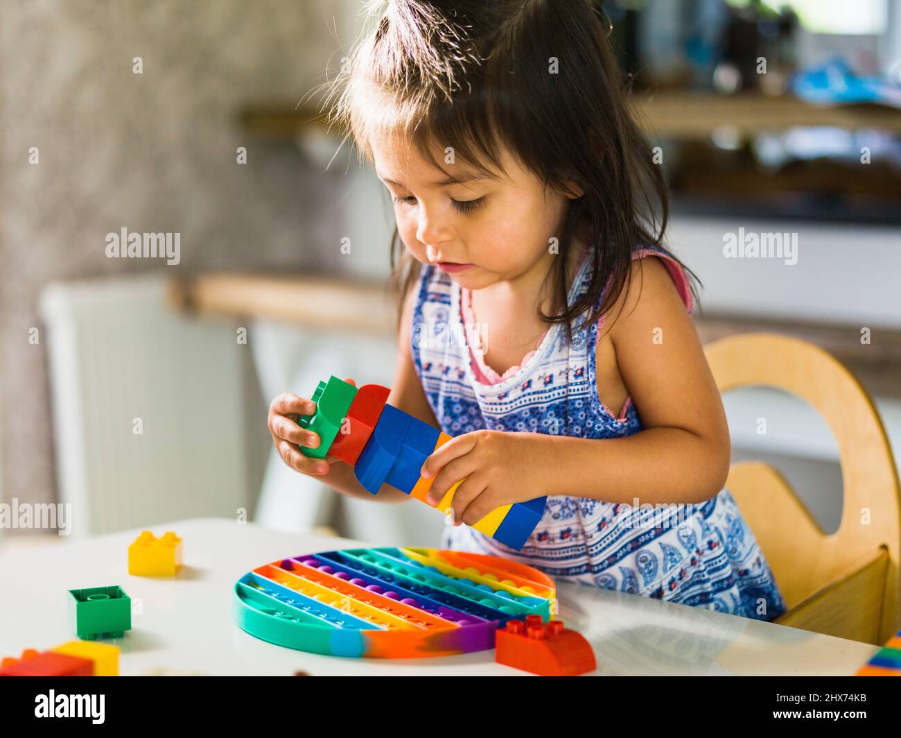 Ragazza che gioca a tavola Foto Stock