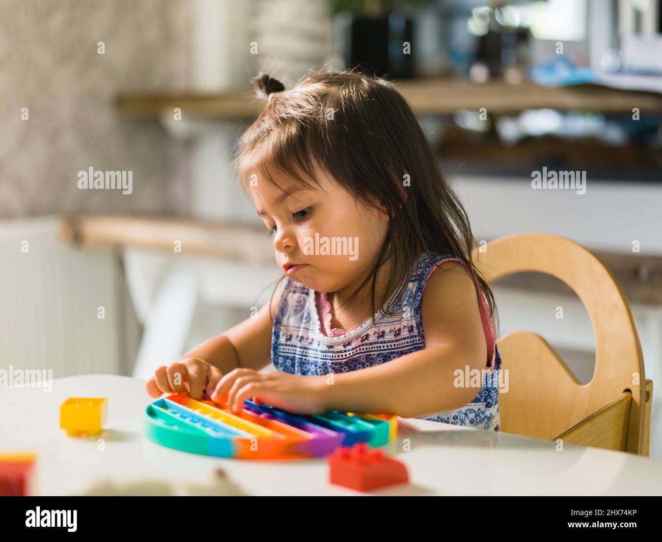 Ragazza che gioca a tavola Foto Stock