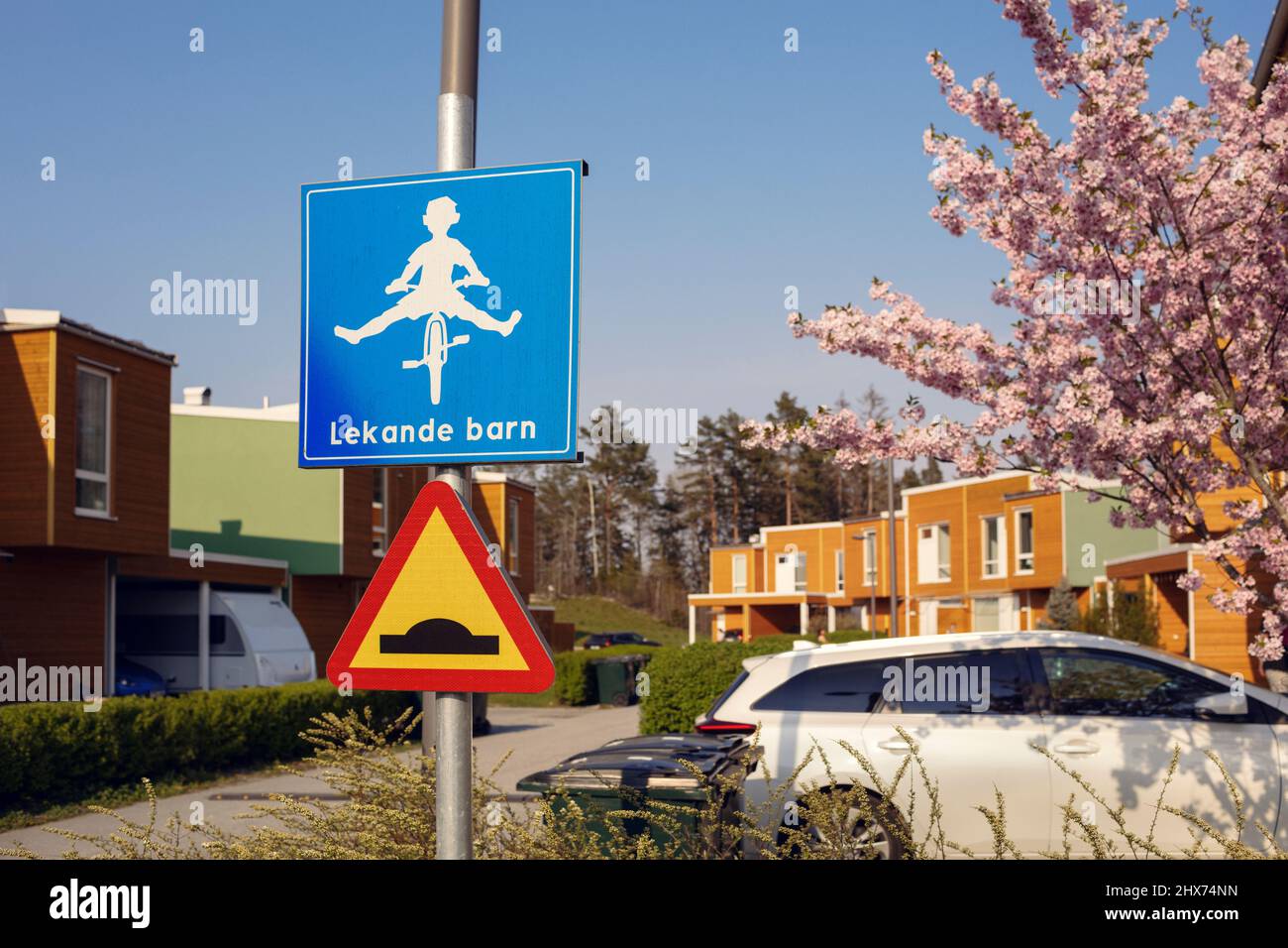 Giocare i bambini segno in sobborghi Foto Stock