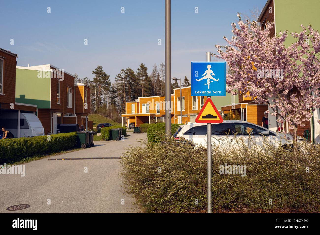 Giocare i bambini segno in sobborghi Foto Stock