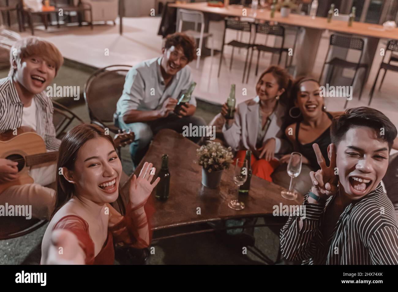 Gruppo di giovani amici che si godono il pasto e scattare foto selfie in pub e ristorante Foto Stock