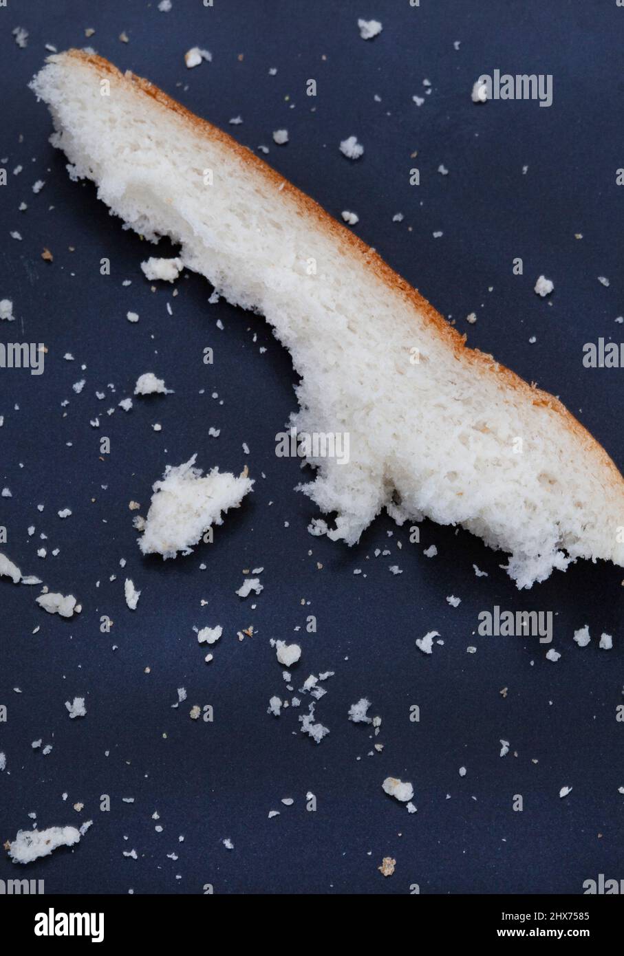Piatto vuoto con solo briciole raffiguranti la scarsità di grano e pane Foto Stock