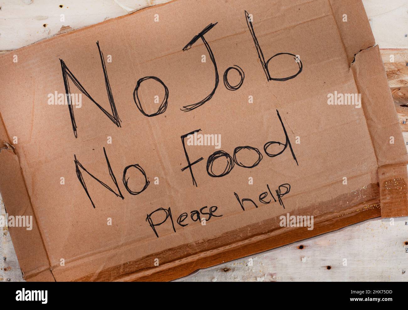 cartello di cartone da qualcuno che chiede cibo Foto Stock