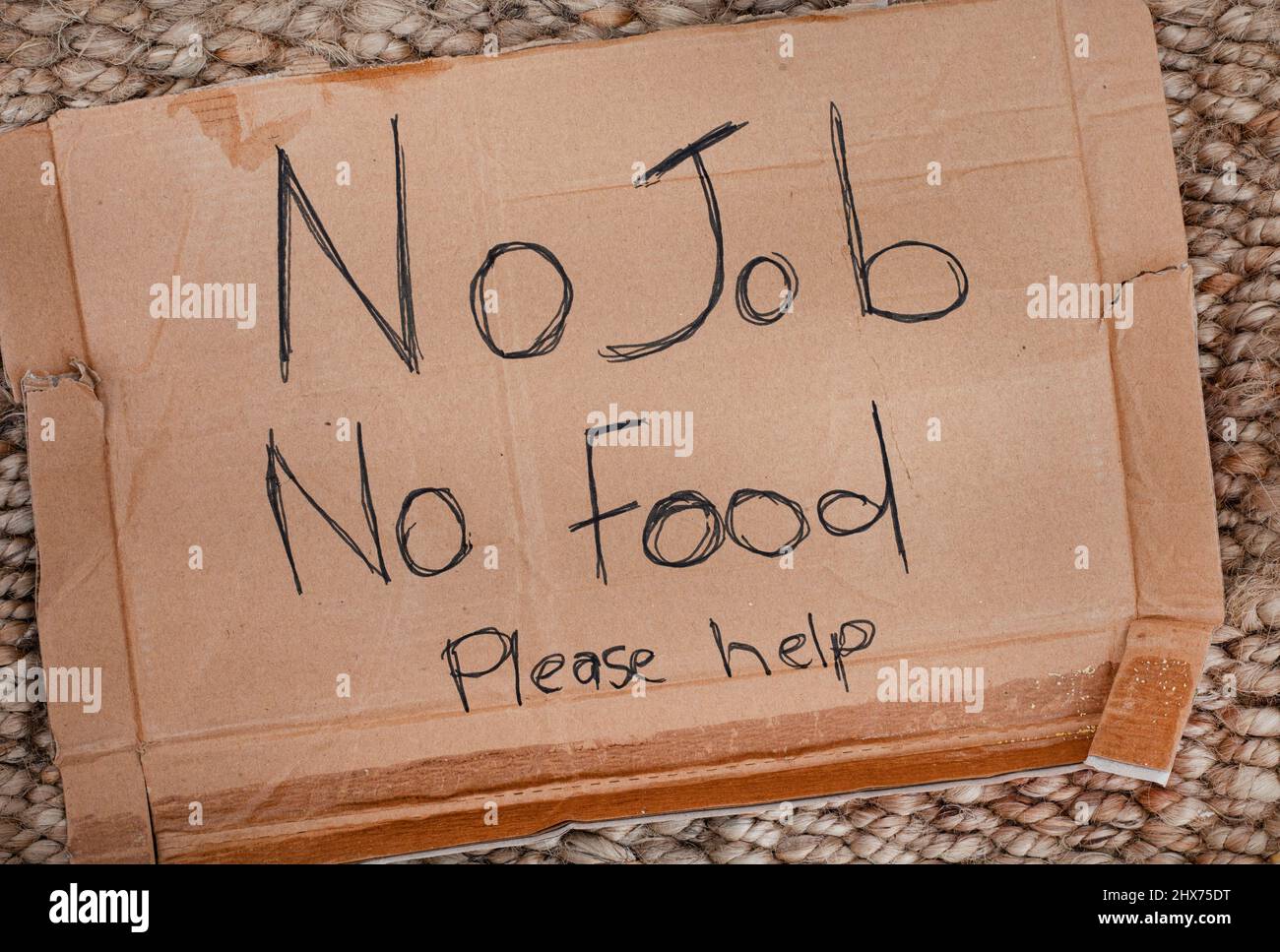 cartello di cartone da qualcuno che chiede cibo Foto Stock