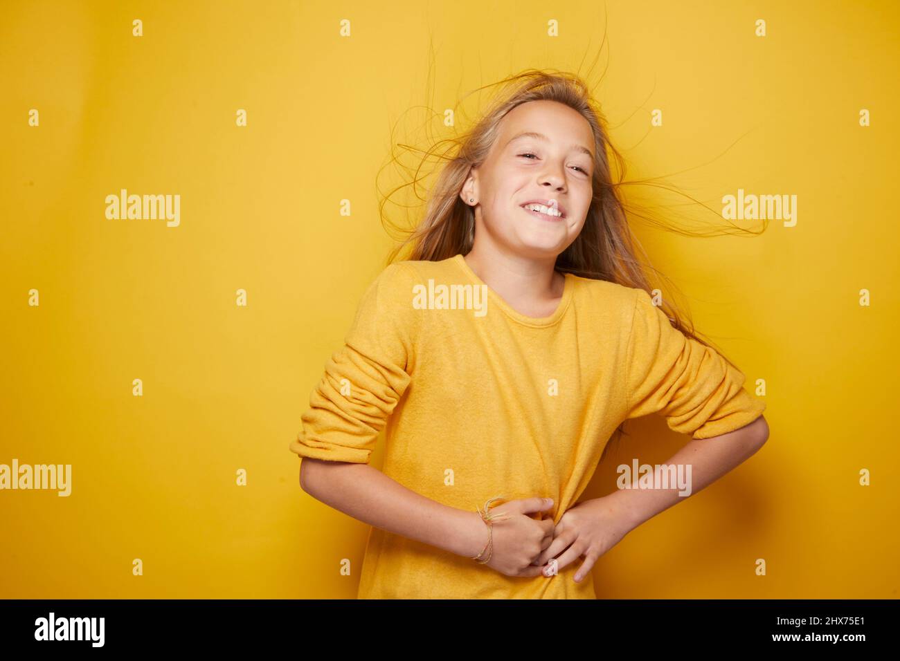 Una bambina che esprime vari sentimenti sul suo volto e gesti che lei fa uscire attraverso il suo corpo e il suo sorriso sublime che fornisce energia. Foto Stock