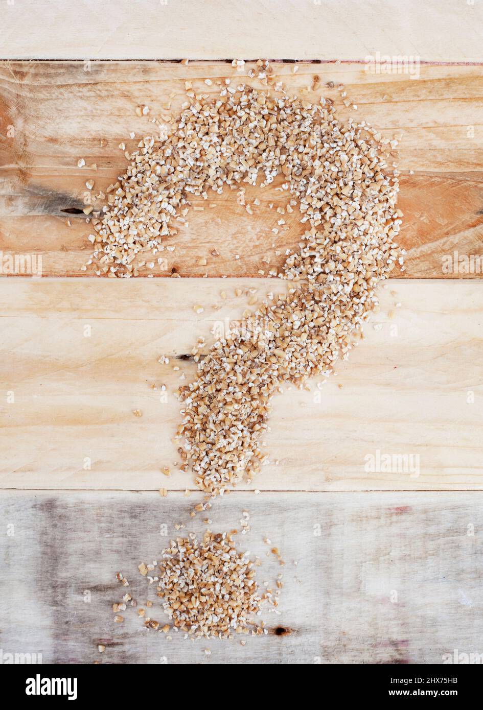 punto interrogativo sui cereali che rappresenta l'incertezza della sicurezza alimentare Foto Stock