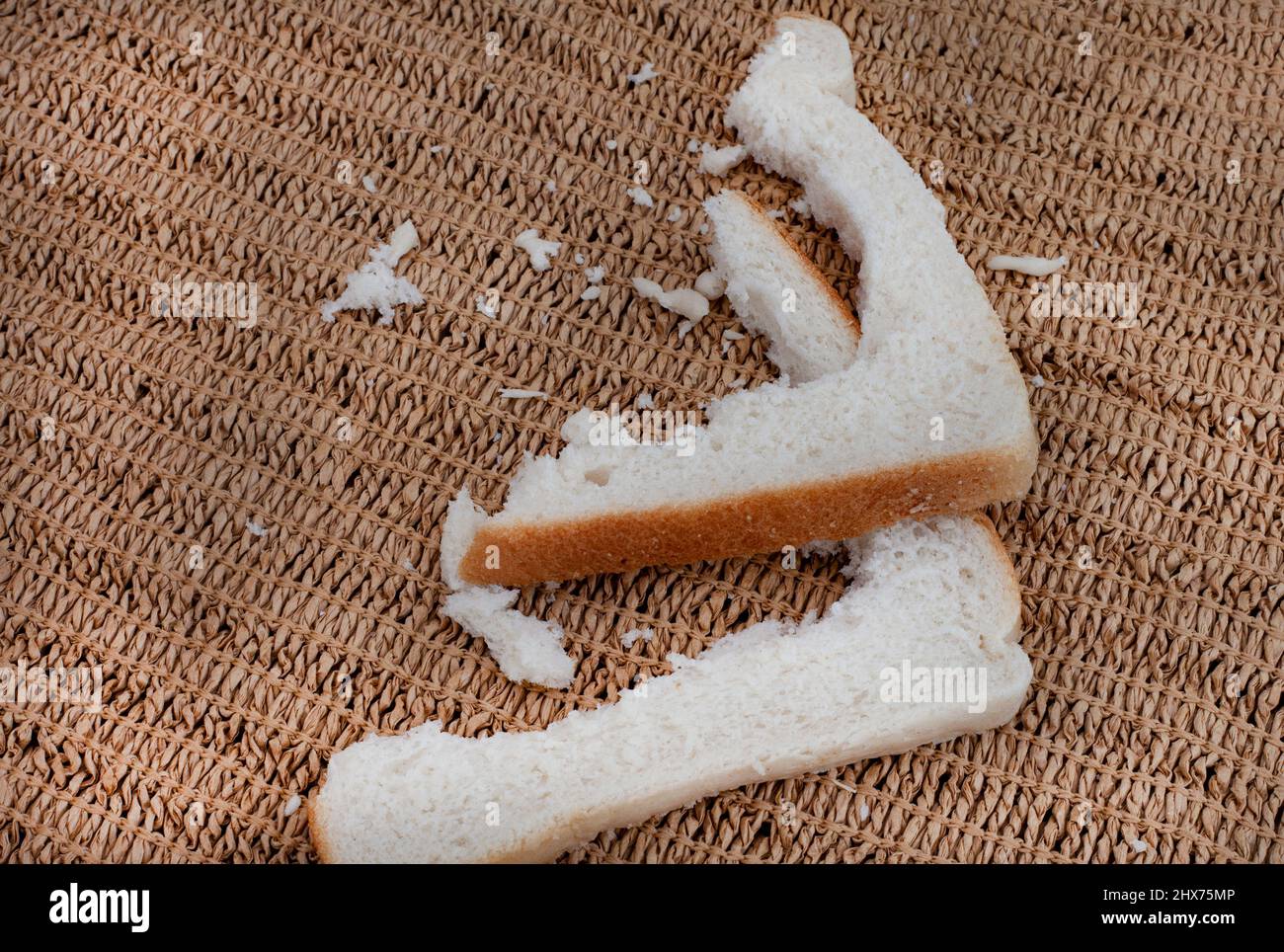 Croste e briciole di fette di pane bianco come sicurezza alimentare e scarsità incombono Foto Stock
