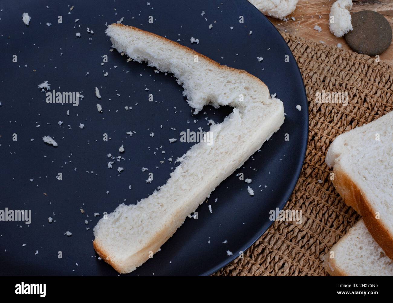 Croste e briciole di fette di pane bianco come sicurezza alimentare e scarsità incombono Foto Stock