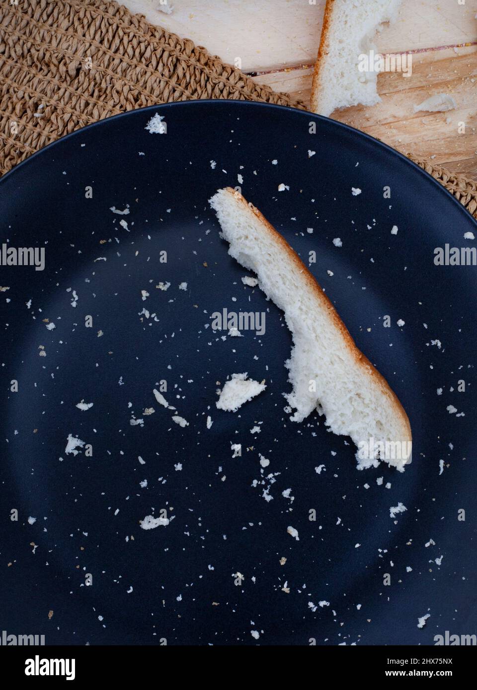 Croste e briciole di fette di pane bianco come sicurezza alimentare e scarsità incombono Foto Stock